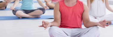 İnsanlar Yoga dersinde meditasyon