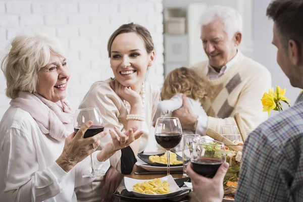 Eleganta familj sitter vid bordet — Stockfoto