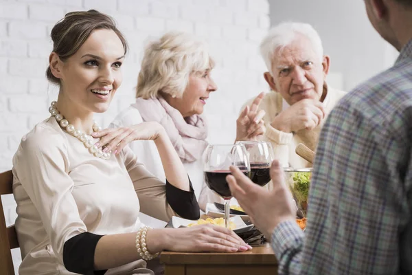 Família discutindo na hora do jantar — Fotografia de Stock