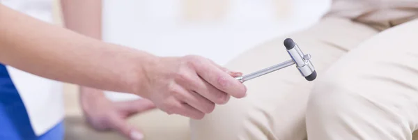 Médecin frappant patient dans le genou — Photo