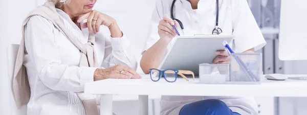 Doctor explaining results to patient — Stock Photo, Image