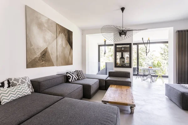 Chambre moderne avec mobilier gris — Photo