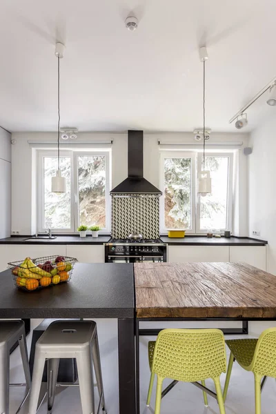 Farklı tablolar ile modern mutfak