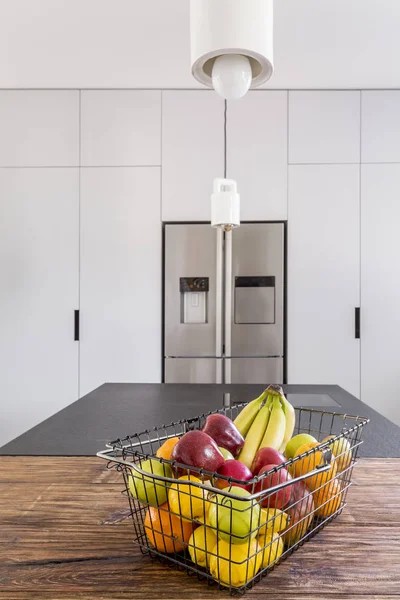 シンプルなキッチンに鋼の冷蔵庫 — ストック写真