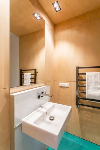 Salle de bain avec murs en bois — Photo