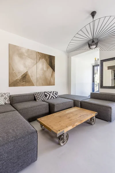 Hipster Zimmer mit grauer Couch — Stockfoto