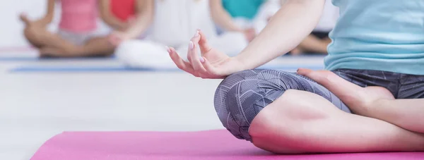 Mulher meditando enquanto faz flor de lótus — Fotografia de Stock