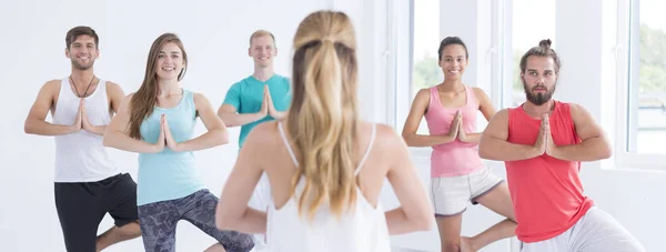 Yoga eğitmeni ile atayanasana yapan insanlar — Stok fotoğraf