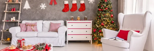 Habitación decorada para Navidad — Foto de Stock