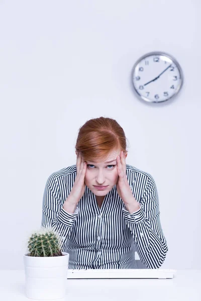 Überlastete Frau im Büro — Stockfoto