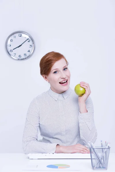 Businesswoman holding green apple — Stock Photo, Image