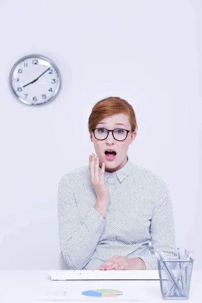 Vrouw met vertraging op het werk — Stockfoto