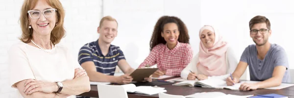 Profesor feliz con estudiantes sonrientes — Foto de Stock