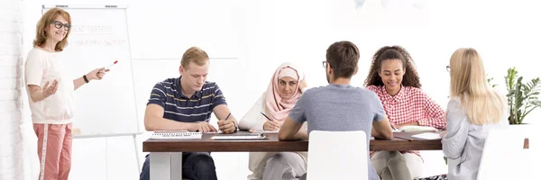 Teacher  next to board with students — Stock Photo, Image