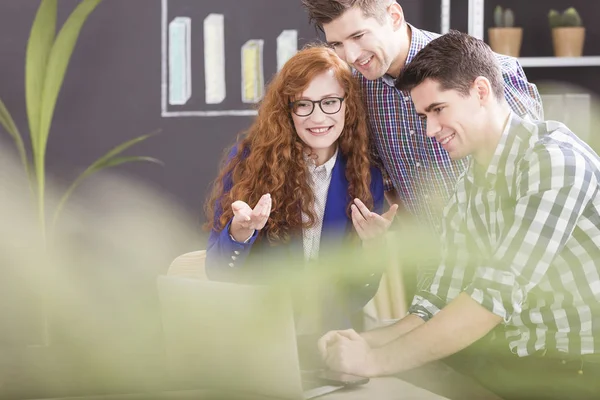 Kreative junge Leute arbeiten — Stockfoto