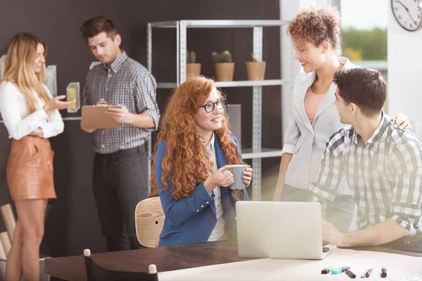 Personas que trabajan en la corporación — Foto de Stock