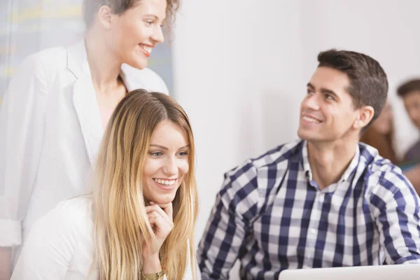 Equipo de trabajo en pequeña empresa — Foto de Stock