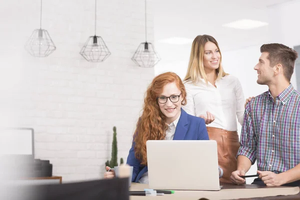 Compañero de trabajo que usa computadora — Foto de Stock