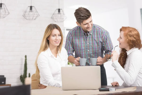 Vrienden werken op zakelijk project — Stockfoto