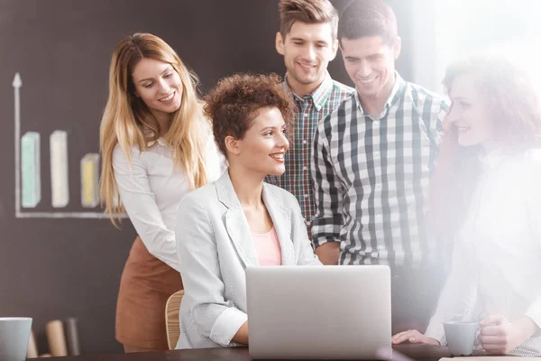 Junges Team mit Brainstorming — Stockfoto