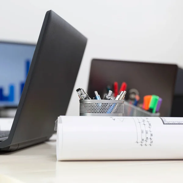 Laptop, huis plannen en pennen — Stockfoto