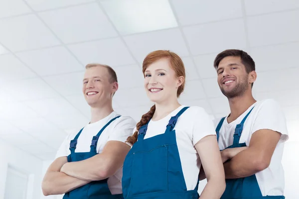 Gruppen av unge rengjøringsmidler – stockfoto