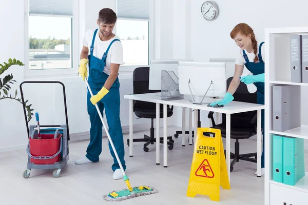 Środki czyszczące, praca w mundurach — Zdjęcie stockowe