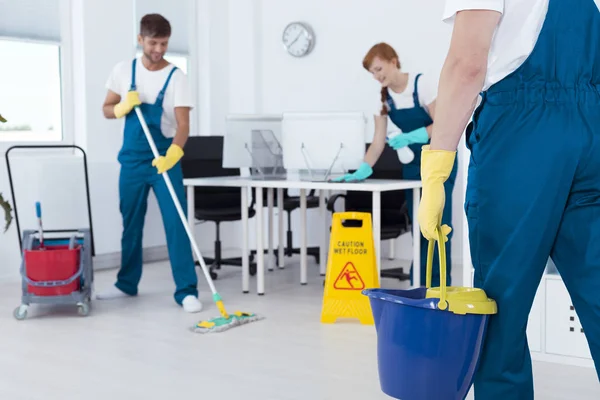 Зайнятий професійних прибиральників — стокове фото