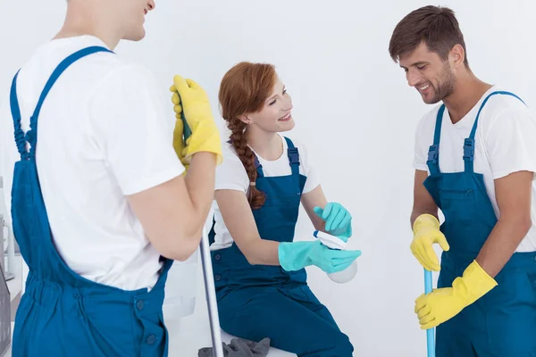 Drei junge Putzfrauen — Stockfoto