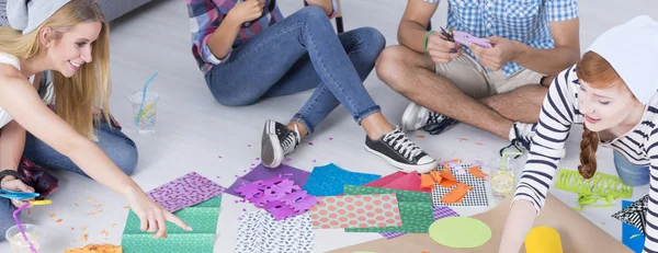 Friends preparing paper decorations — Stock Photo, Image