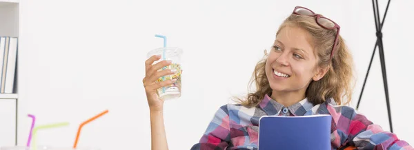 Jonge vrouw met glas water — Stockfoto