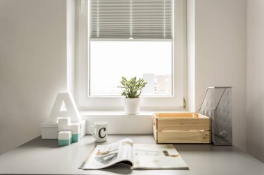 Masanın üstüne gazete Close-Up