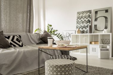 Ahşap sehpa modern salonda