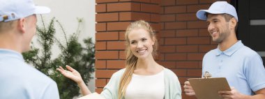 Adında bir paket için kadın kurye