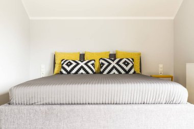 Çift Kişilik Yatak başucu tablosu ile