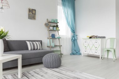 Gri ve pastel renklerde oturma odası