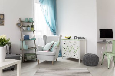 Modern oturma odası için iş köşesi 