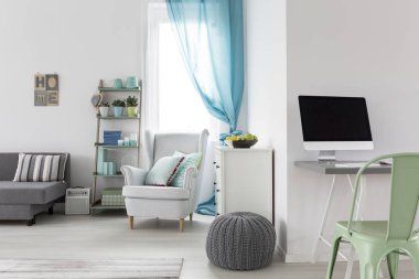 Yer aydınlık oturma odası üzerinde çalışmak için