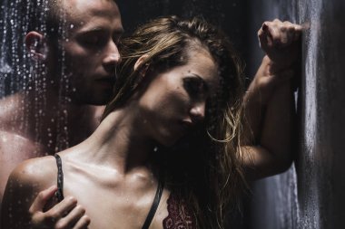 Çift alarak tutkulu duş