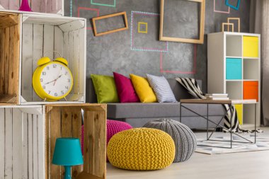 Kutularca yapılmış raflar