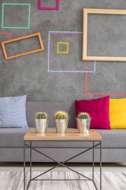 Sehpa ile Çiçeklik