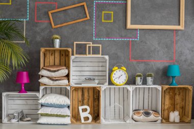 Bir raf olarak ahşap kutular