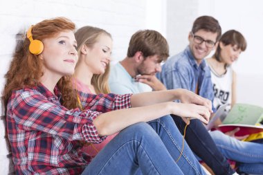 Bir ara birlikte oturan