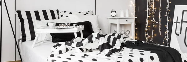 Siyah beyaz yatak odası — Stok fotoğraf