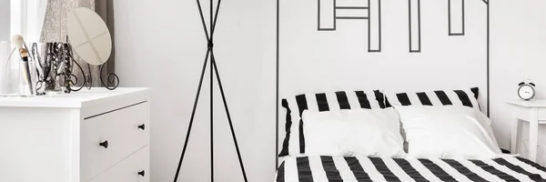 Camera da letto bianca con letto matrimoniale — Foto Stock