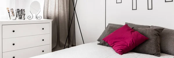 Einfaches Schlafzimmer mit Kommode — Stockfoto