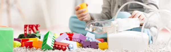 Kind mit Spielzeug und Asthma-Inhalator — Stockfoto
