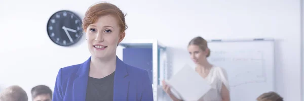 Affärskvinna i kontor med anställda — Stockfoto