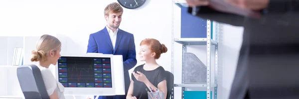 Employees analysing charts on the computer — Stock Photo, Image