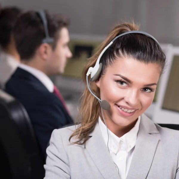 Anställd på callcenter med headsetet — Stockfoto